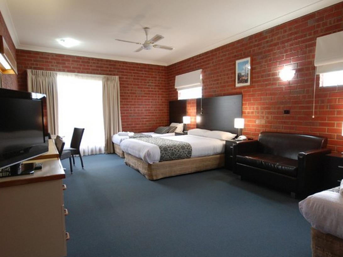 Burke And Wills Motor Inn Суон-Хилл Экстерьер фото