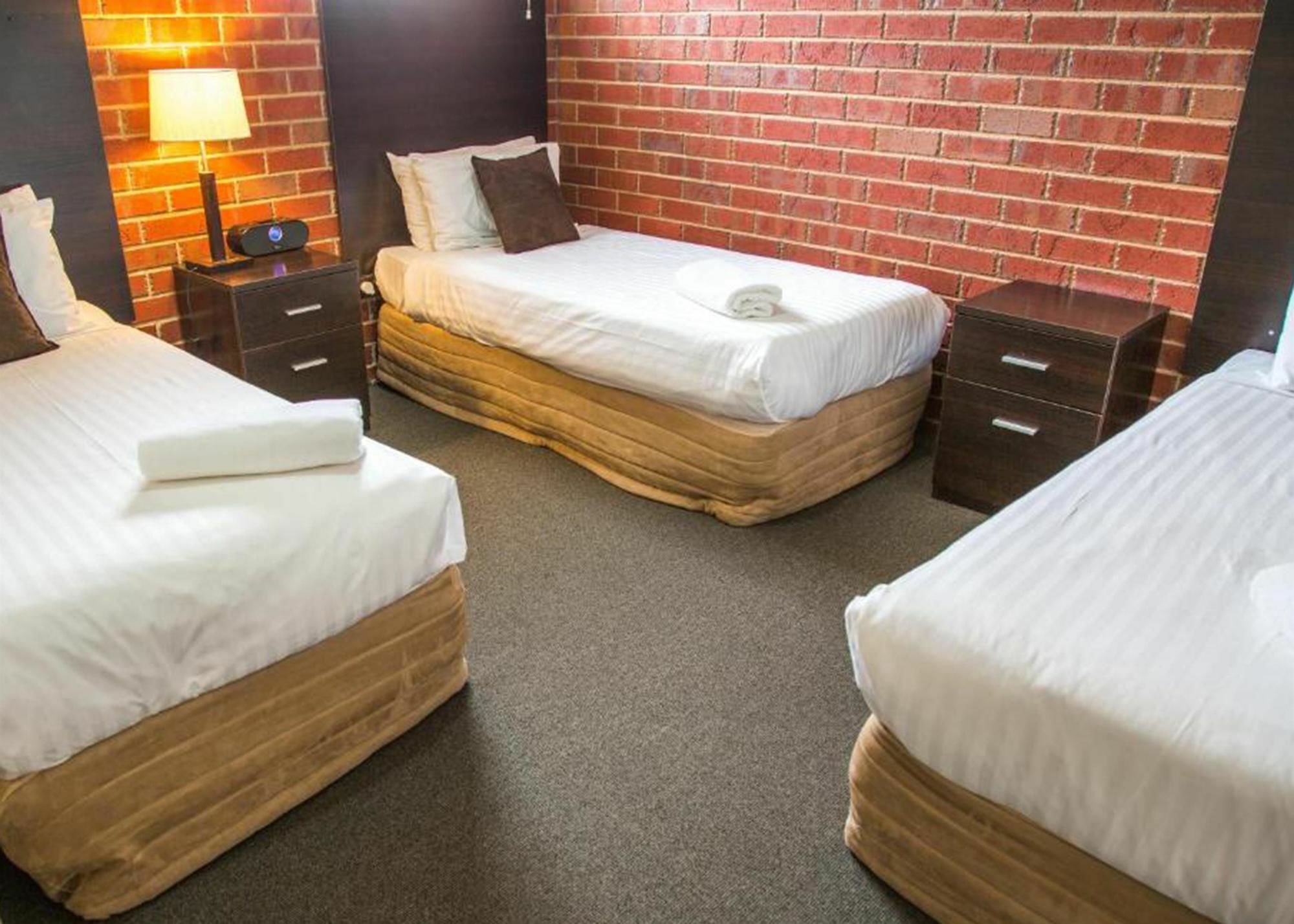 Burke And Wills Motor Inn Суон-Хилл Экстерьер фото